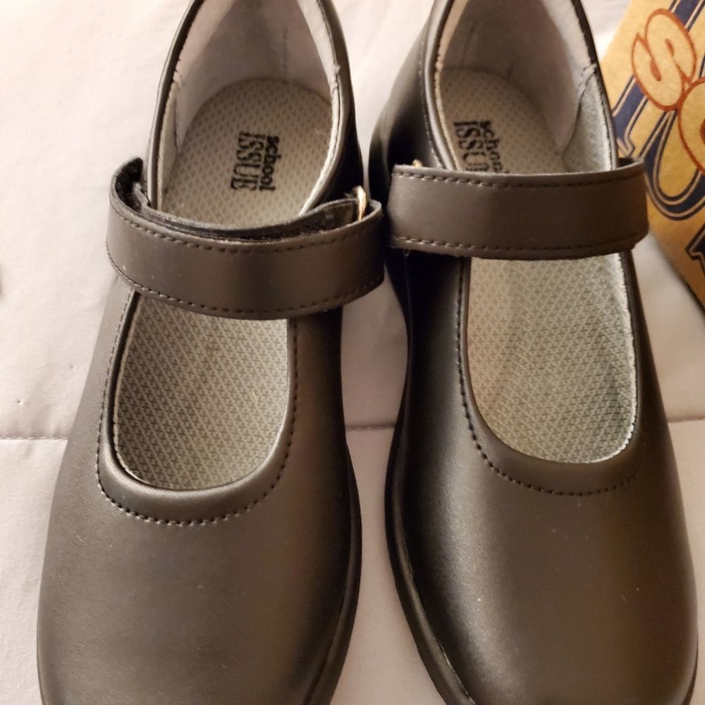 NWT Girls size 3 Mary Jane shoes.